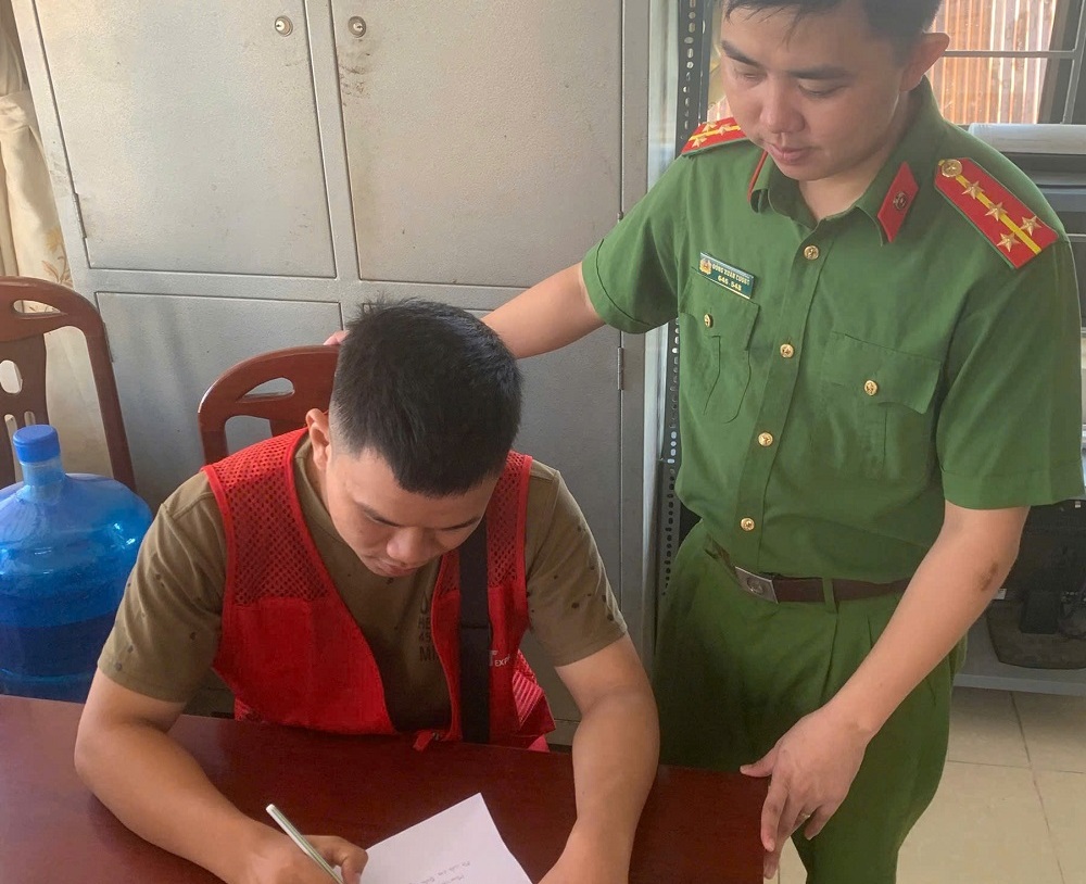 Thanh niên xã Hợp Tiến hăng hái tình nguyện viết đơn tham gia nghĩa vụ Công an Nhân dân